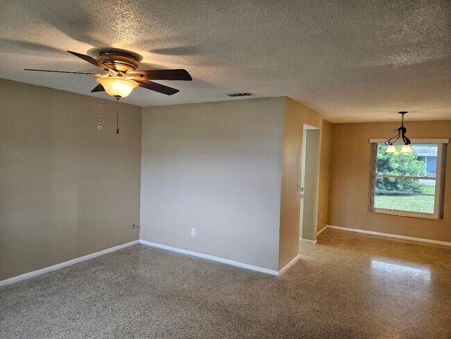 Living & Dining Area - 533 Oxford Ave
