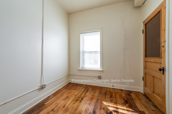 Building Photo - 934 W 19th St