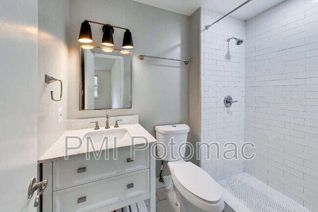 Building Photo - 18310 Streamside Dr