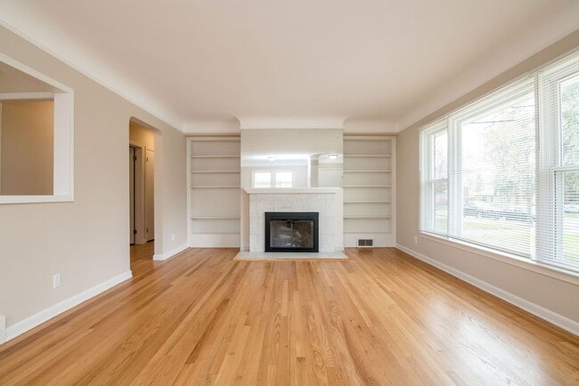 Building Photo - 1427 Woodland Dr