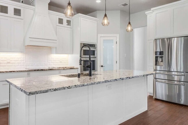 Building Photo - "Charming 4-Bed Oasis with Granite Touches & Cozy Fireplace in Floresville!"