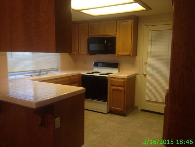 Building Photo - Appointment Only Do Not Disturb Occupants. Apply Now to Schedule Viewing.