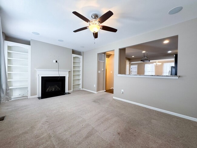 Building Photo - Beautiful And Spacious 3 Bed 3.5 Bath Interior Brick Townhome With Balcony In Hastings Marketplace