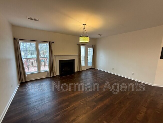 Building Photo - 15622 Troubadour Ln