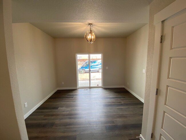 Building Photo - Newer Chimney Park Townhome!!