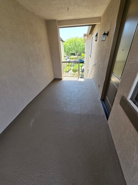 Building Photo - 3319 N Ventura Rd