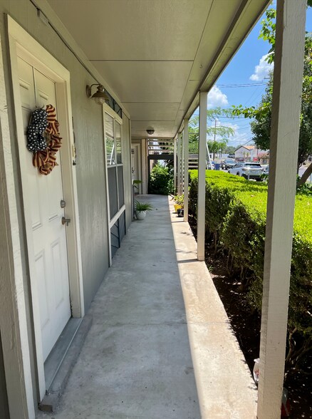 Building Photo - 2450 Ashdale Dr