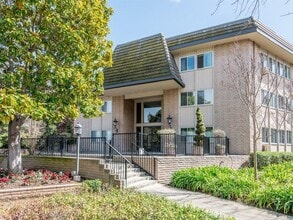Building Photo - Heart of downtown Los Altos, walk to everything, in a quiet top floor location.