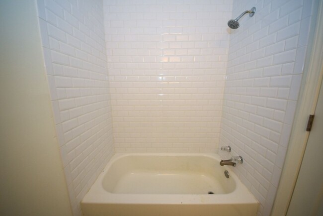 Building Photo - MUST SEE Luxury Condo in the heart of Midt...