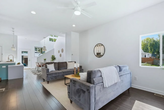 Building Photo - Beautiful 3 Bedroom 2.5 Bathroom Home!