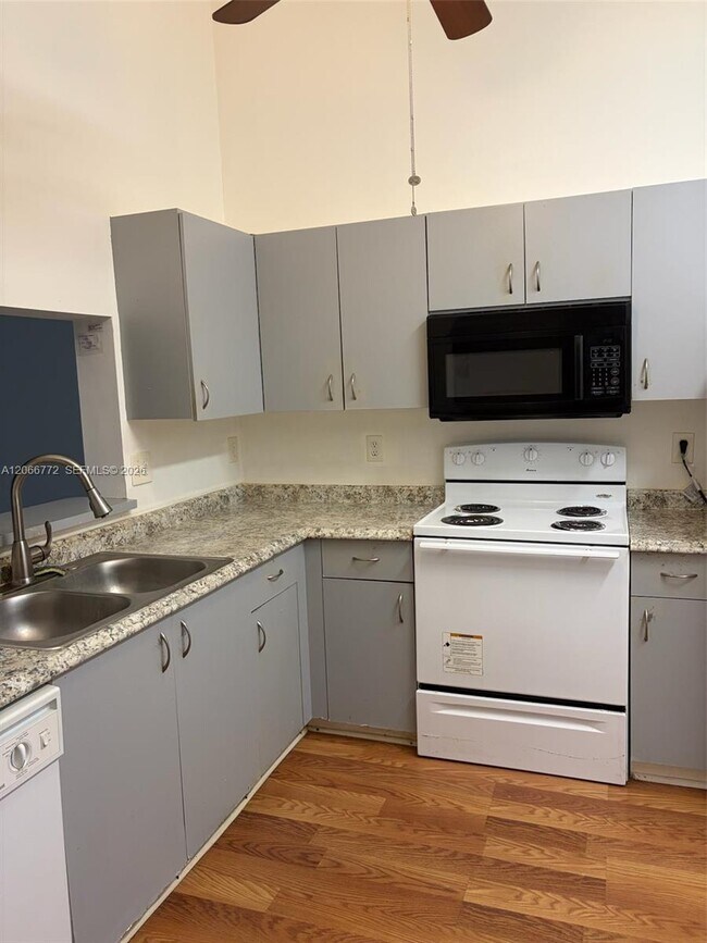 Building Photo - 5016 Rose Hill Dr