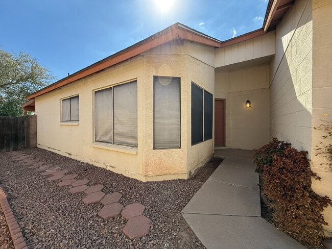 Building Photo - Golf Course Backyard! Updated 3-Bed Home i...