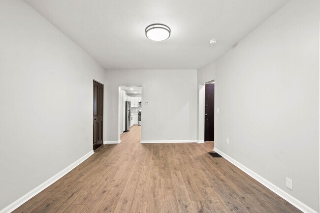 Building Photo - Beautiful 3 Bedroom home in South side available April 15!