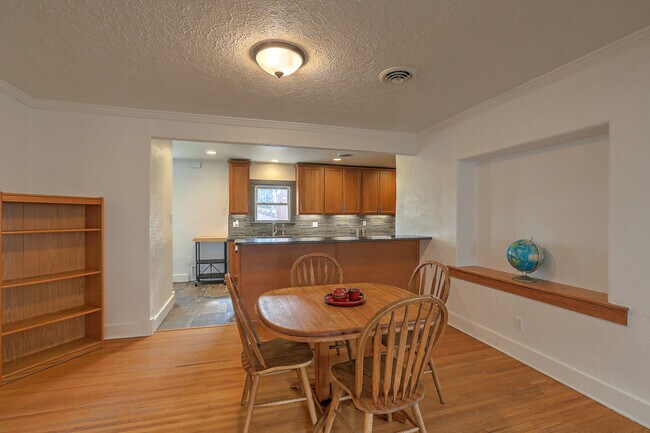 Building Photo - 618 Sycamore St NE