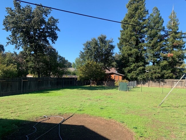 Building Photo - 3 bedroom 2 bath home with HUGE yard in Orangevale