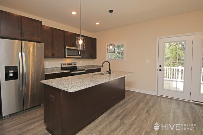 Building Photo - Beautiful End-Unit Townhouse with Pond Vie...