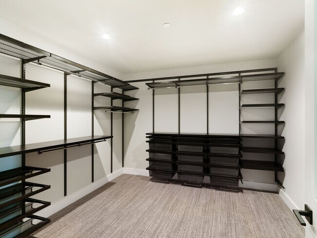 Building Photo - 2677 State St