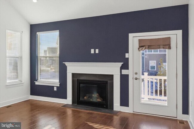 Building Photo - 10 Ladbroke Dr