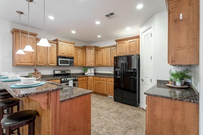 Building Photo - Washington Fields Home with Casita!