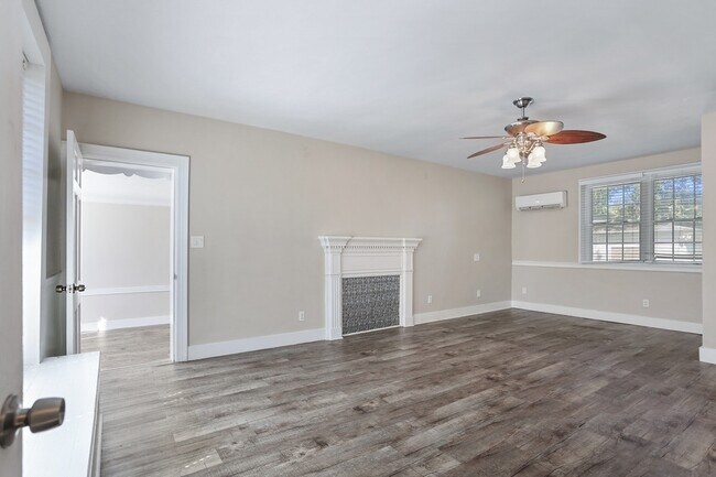 Building Photo - 2030 E 50th St