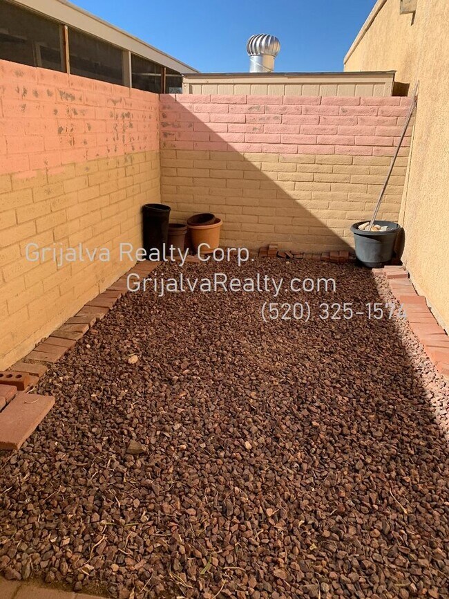 Building Photo - Cute 2 Bedroom, 2 Bath Townhome  (Speedway...