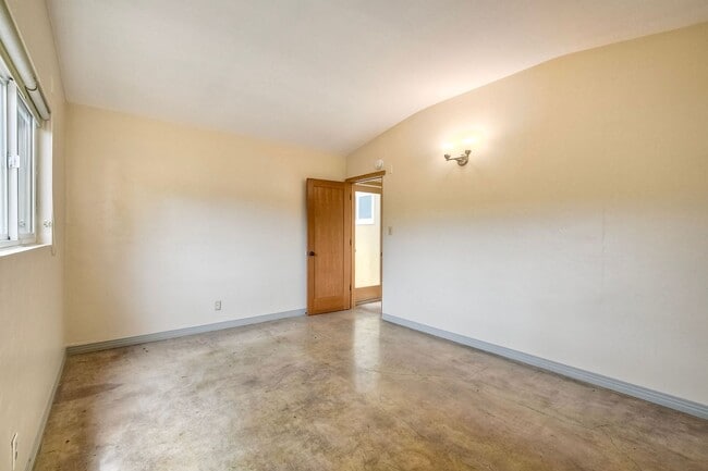 Building Photo - Coastal Living - Minutes from the Beach