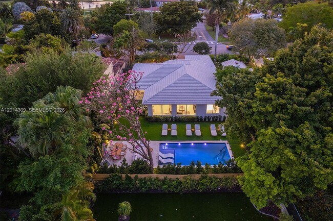 Building Photo - 6145 La Gorce Dr