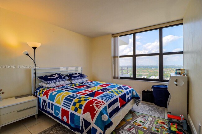 Building Photo - 2500 Parkview Dr