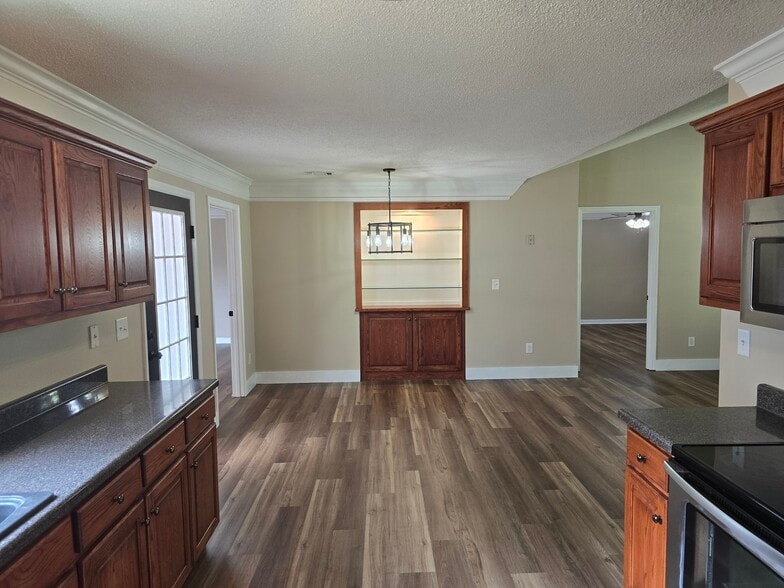 Large Kitchen - 2065 Pinemount Blvd