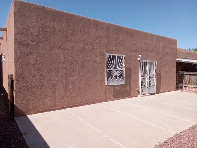 Building Photo - **3 Bedroom 2 Bathroom in Southwest ABQ!! ** AVAILABLE NOW **