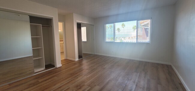 Building Photo - 623 N Juanita Ave