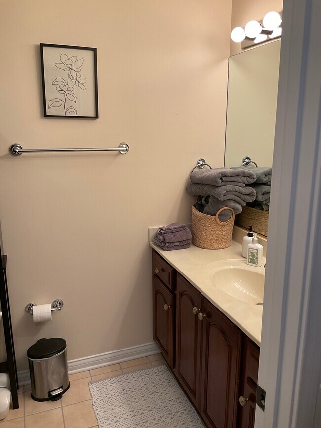 Full bathroom - floor 2 - 9227 Honors Way