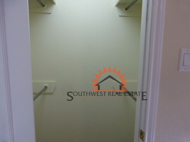 Building Photo - Beautiful 3 bedroom 2 bath brick home