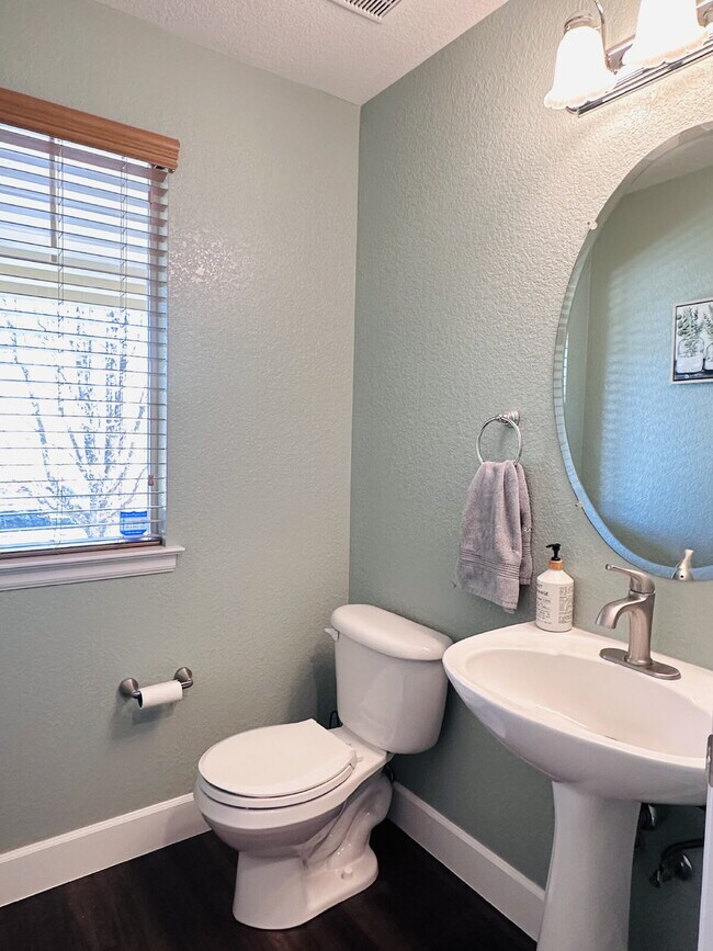 Building Photo - Gorgeous Reunion Home Features 4 Beds/2.5 Baths and Large Backyard. Close to Shopping, Dining and...