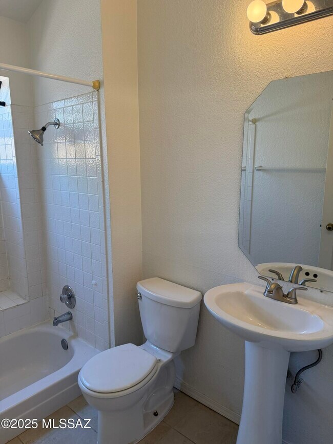Building Photo - 4420 W Rockwood Dr