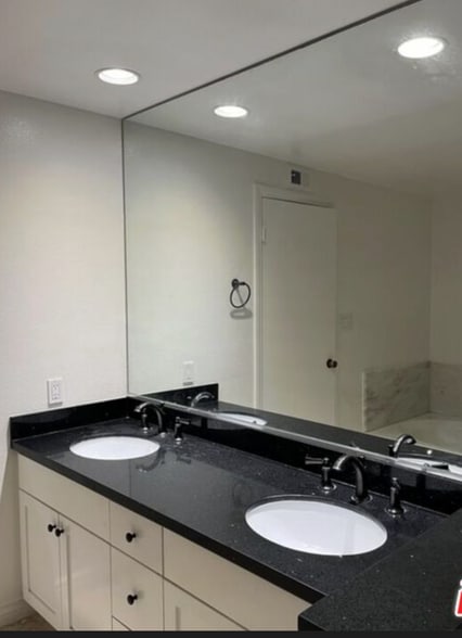 Building Photo - 4444 Wilshire Blvd