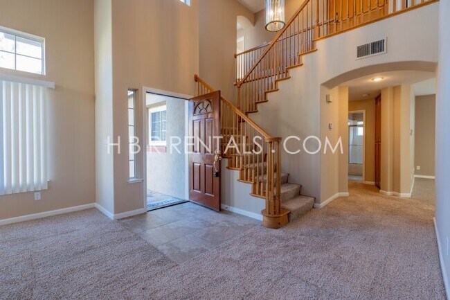Building Photo - Move in Ready Beautiful 4 Bed Home in Tracy - Full Bed/Bath on 1st floor