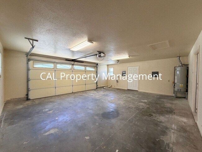 Building Photo - 245 Maple St