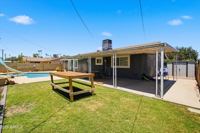Building Photo - 1015 E Marigold Ln