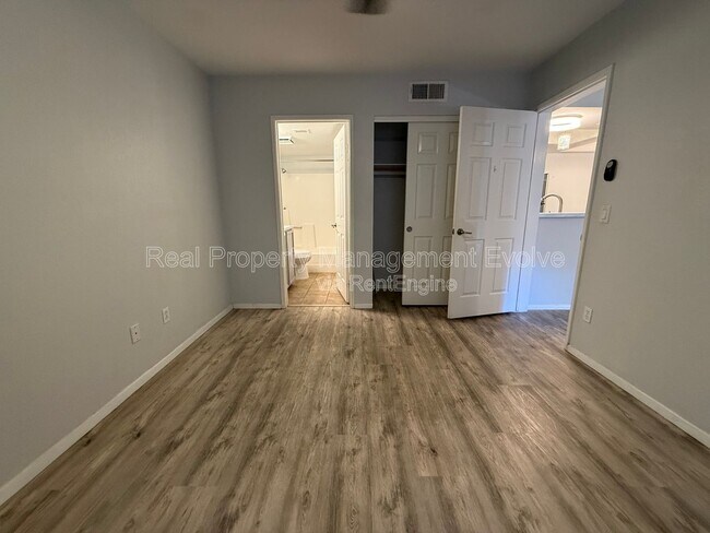 Building Photo - 1720 E Thunderbird Rd