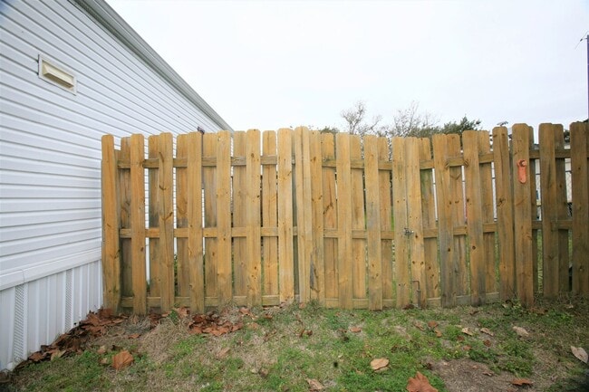 Building Photo - PCB Rental 2 BR / 1 BA - Convenient to it ...