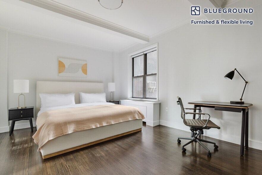 Building Photo - 210 W 70th St