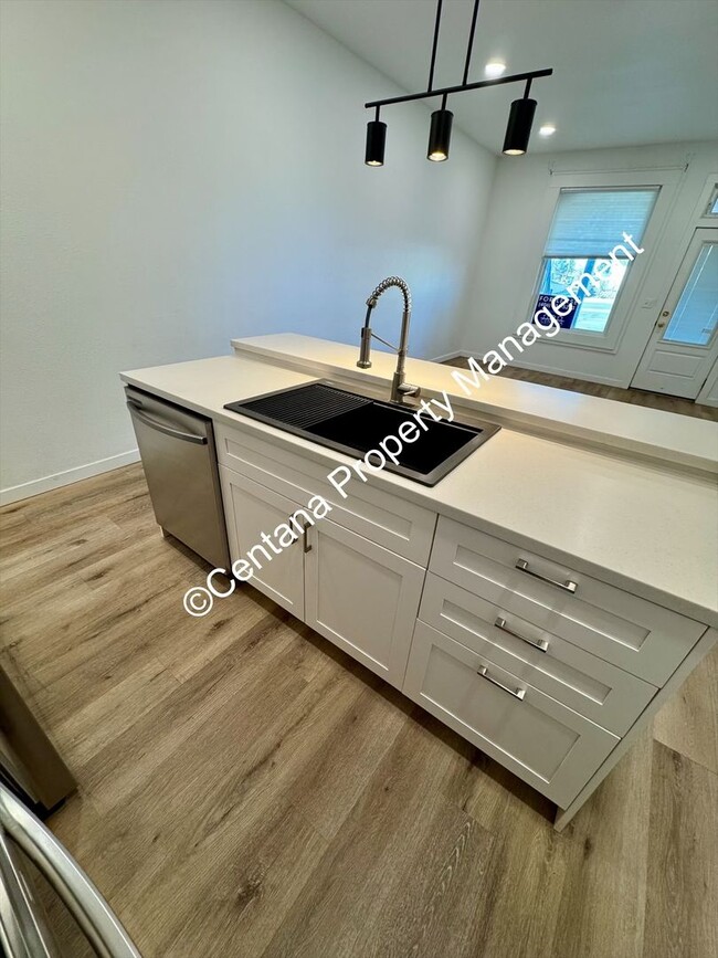 Building Photo - 722 S Montana St