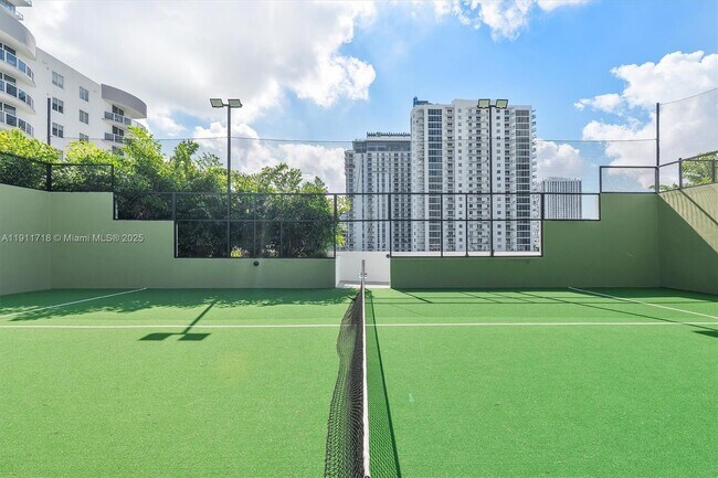 Building Photo - 700 NE 24th St