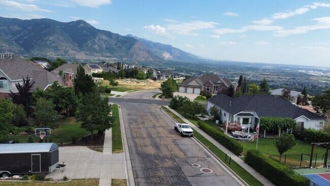 Building Photo - 5 bdrm 3bth Home 3 Car Garage Some utiliti...