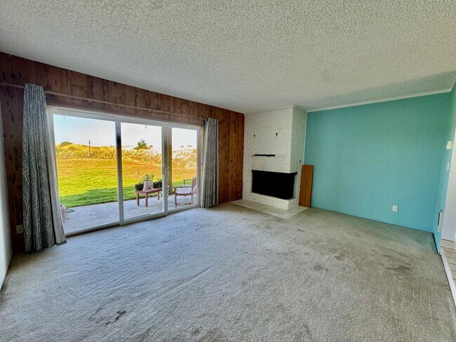 Building Photo - 2 Bedroom Beach Front Condo in Ocean Park!