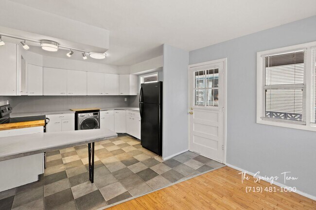 Building Photo - CHARMING WESTSIDE 2BD HOME with A/C