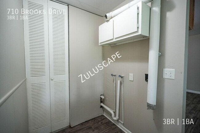 Building Photo - 710 Brooks Dr