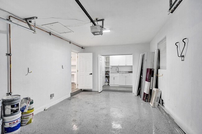 Building Photo - 618 Lindell Blvd