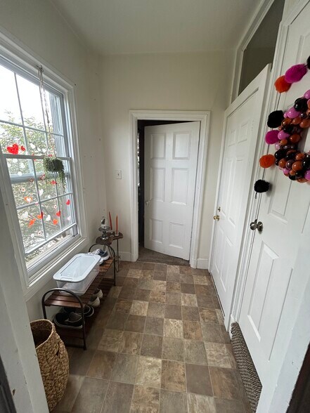 Entryway k - 64 S Charlotte St